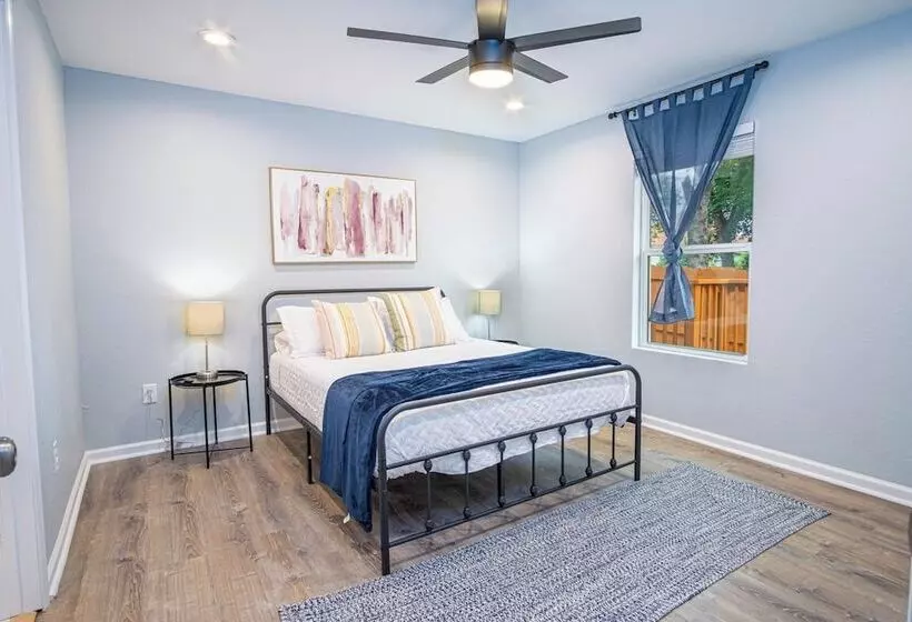 Spacious Delightful 4 Br/ 3 Ba Close To Downtown