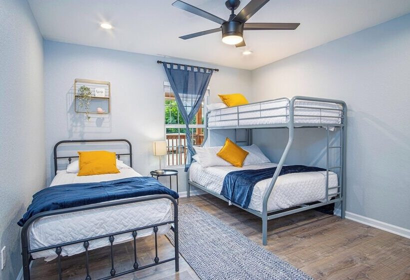 Spacious Delightful 4 Br/ 3 Ba Close To Downtown