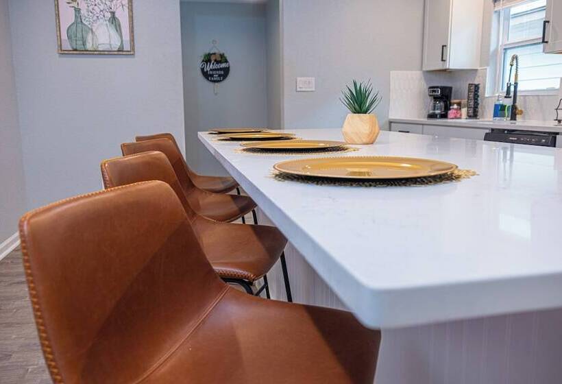 Spacious Delightful 4 Br/ 3 Ba Close To Downtown