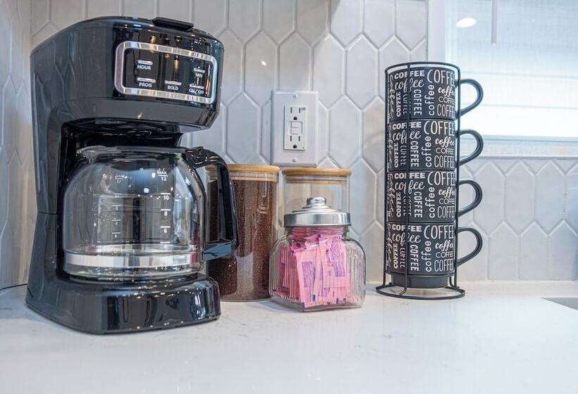 Spacious Delightful 4 Br/ 3 Ba Close To Downtown