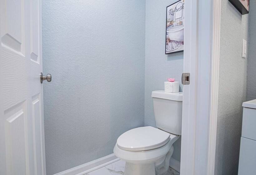 Spacious Delightful 4 Br/ 3 Ba Close To Downtown