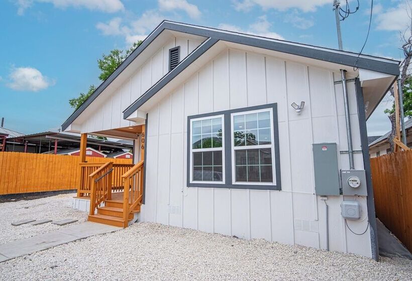 Spacious Delightful 4 Br/ 3 Ba Close To Downtown