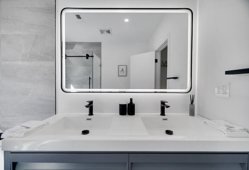 The Barn House By Avantstay Modern, Outdoor Living Area & Hot Tub