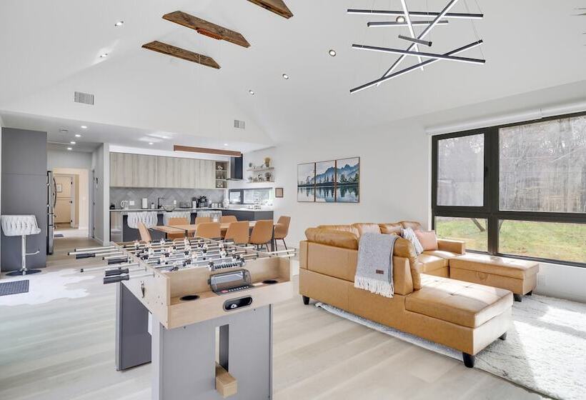 The Barn House By Avantstay Modern, Outdoor Living Area & Hot Tub