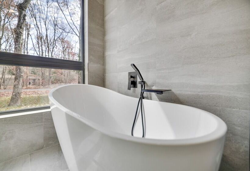 The Barn House By Avantstay Modern, Outdoor Living Area & Hot Tub