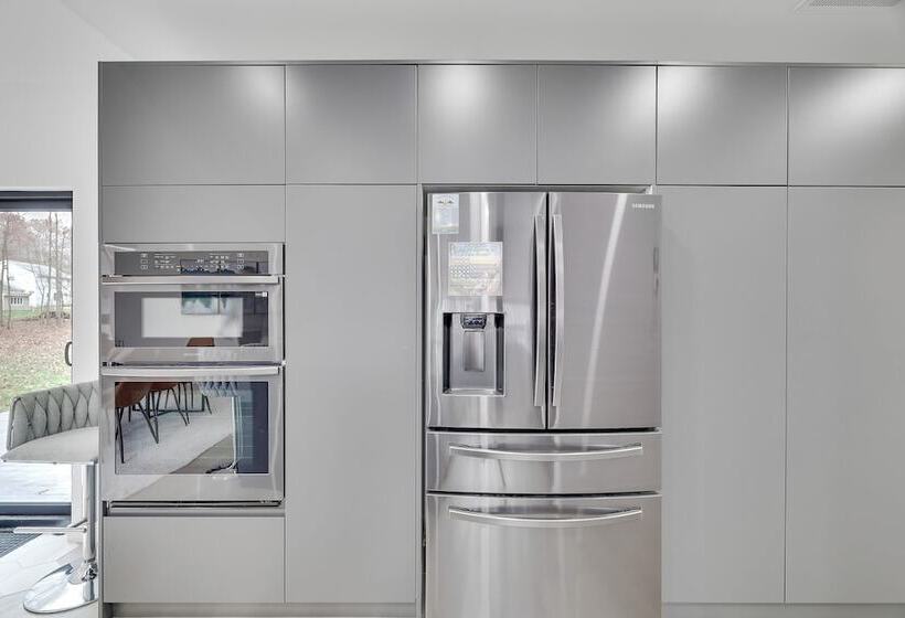 The Barn House By Avantstay Modern, Outdoor Living Area & Hot Tub