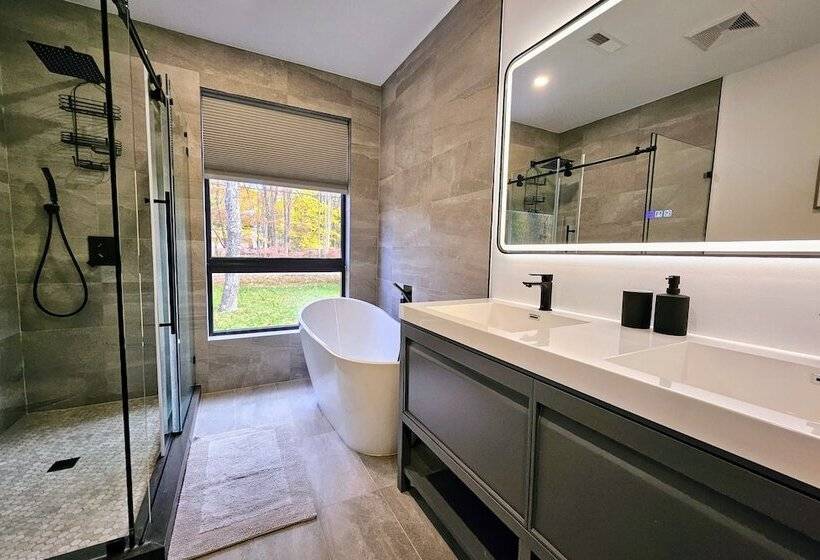 The Barn House By Avantstay Modern, Outdoor Living Area & Hot Tub