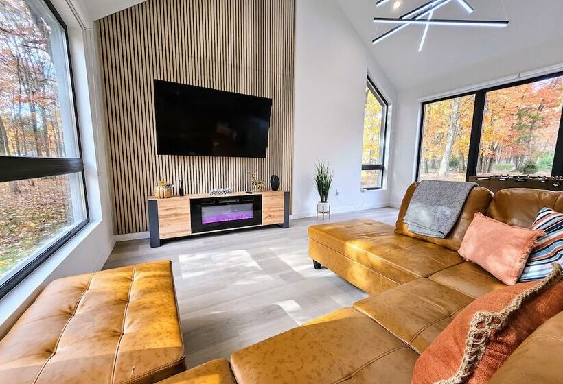 The Barn House By Avantstay Modern, Outdoor Living Area & Hot Tub