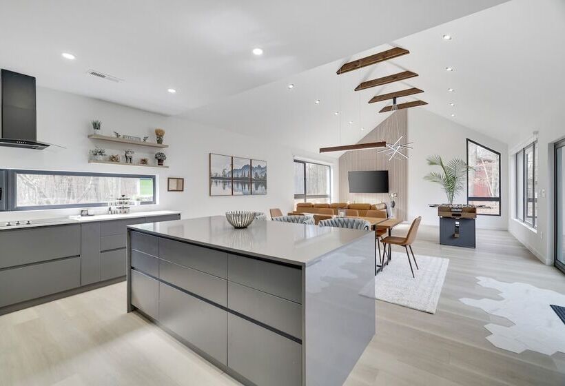 The Barn House By Avantstay Modern, Outdoor Living Area & Hot Tub