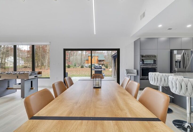 The Barn House By Avantstay Modern, Outdoor Living Area & Hot Tub