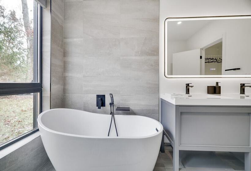 The Barn House By Avantstay Modern, Outdoor Living Area & Hot Tub