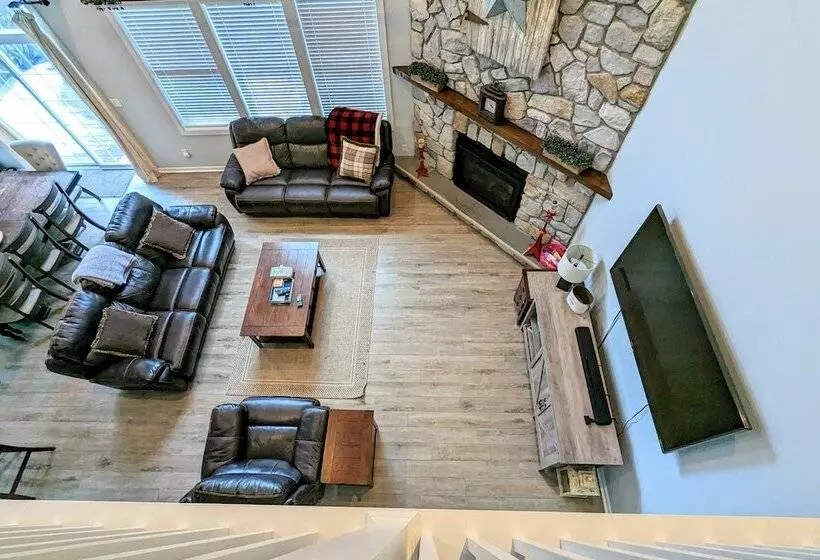 The Nest At Pinecrest By Avantstay Hot Tub, Spacious Deck, Game Room, Fire Pit