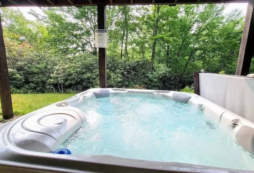 The Nest At Pinecrest By Avantstay Hot Tub, Spacious Deck, Game Room, Fire Pit