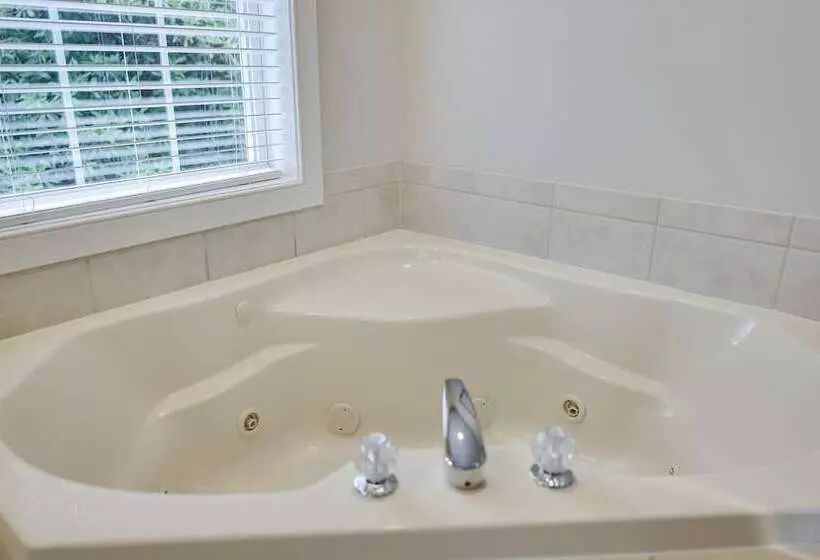 The Nest At Pinecrest By Avantstay Hot Tub, Spacious Deck, Game Room, Fire Pit