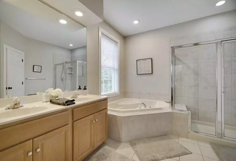 The Nest At Pinecrest By Avantstay Hot Tub, Spacious Deck, Game Room, Fire Pit
