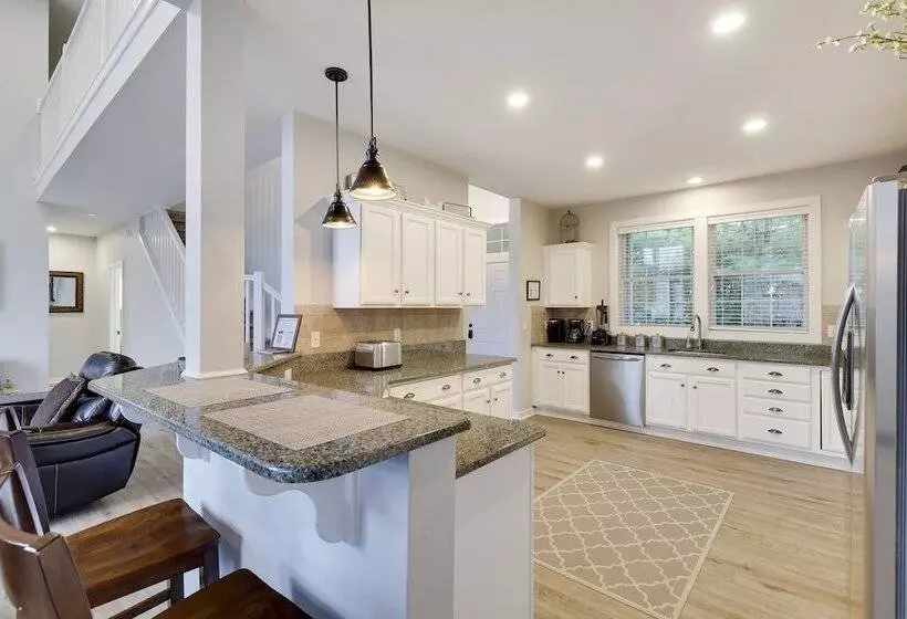 The Nest At Pinecrest By Avantstay Hot Tub, Spacious Deck, Game Room, Fire Pit
