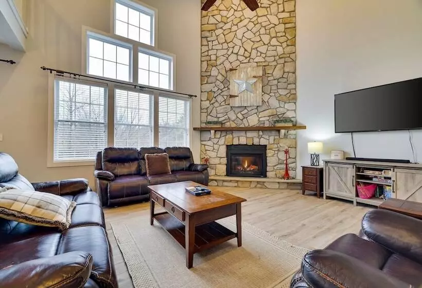 The Nest At Pinecrest By Avantstay Hot Tub, Spacious Deck, Game Room, Fire Pit