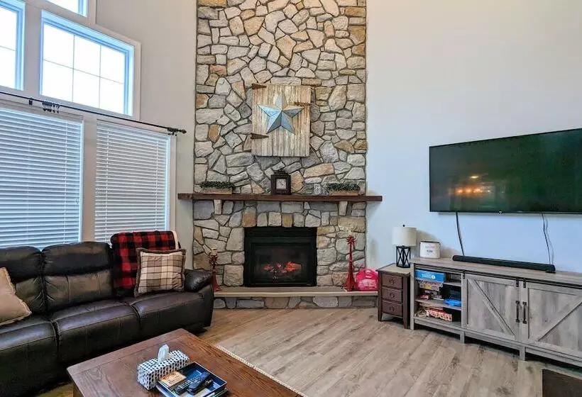 The Nest At Pinecrest By Avantstay Hot Tub, Spacious Deck, Game Room, Fire Pit