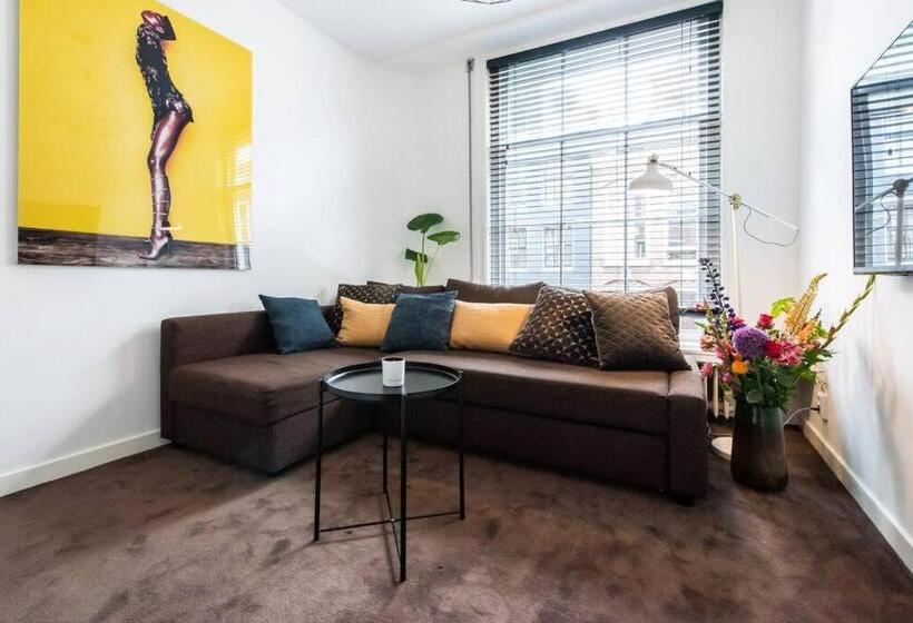 تختخواب و صبحانه Luxurious Boutique Suite In City Center