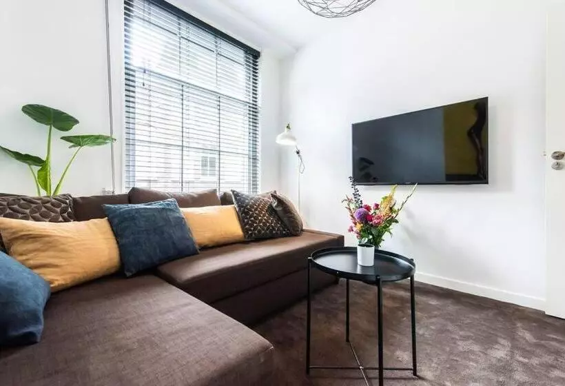 Aamiaismajoitus (B&B) Luxurious Boutique Suite In City Center