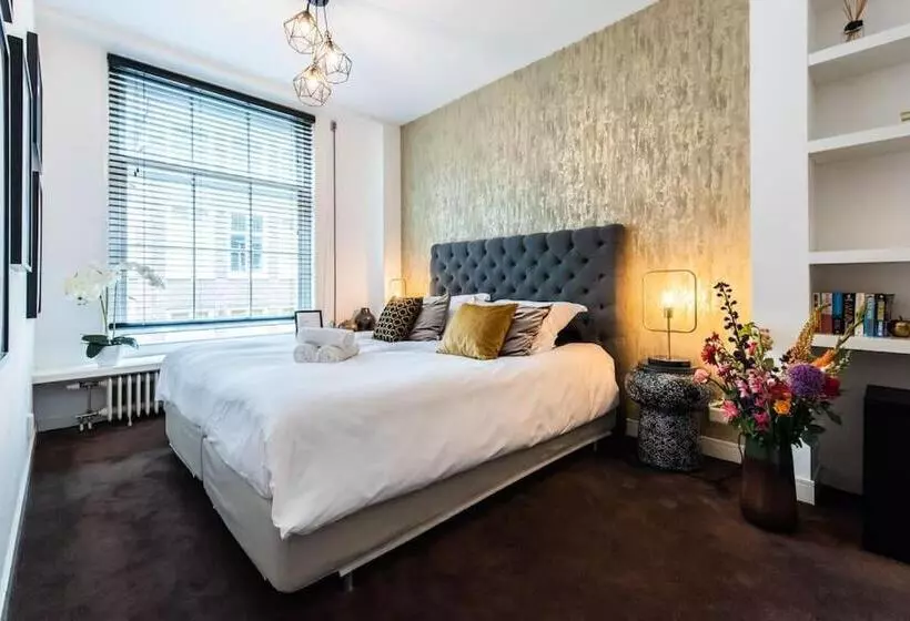 Aamiaismajoitus (B&B) Luxurious Boutique Suite In City Center