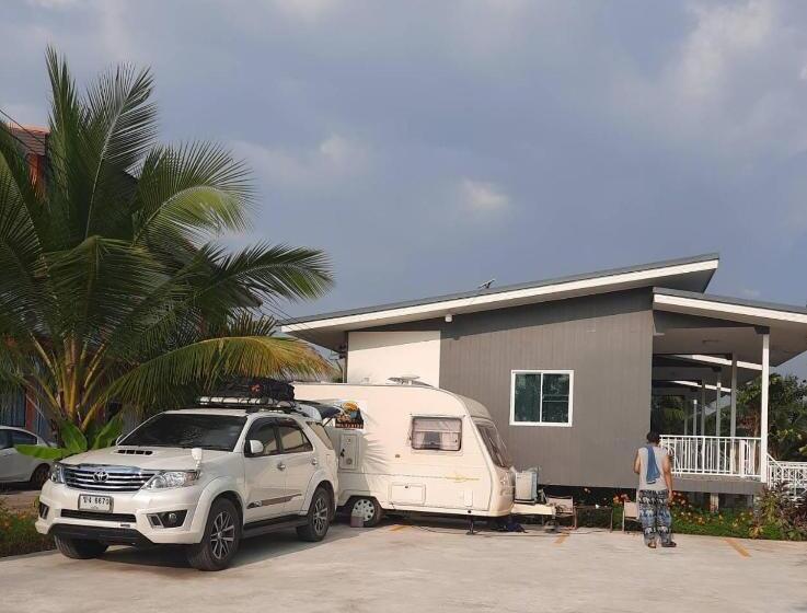 Pensió Jira Homestay บ้านเดี่ยวเป็นหลัง