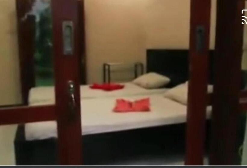 بنسيون Arnata Guest House & Pasraman Yoga Lokanata