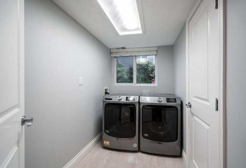 تختخواب و صبحانه North Vancouver Lynn Valley Two Bedrooms Suite