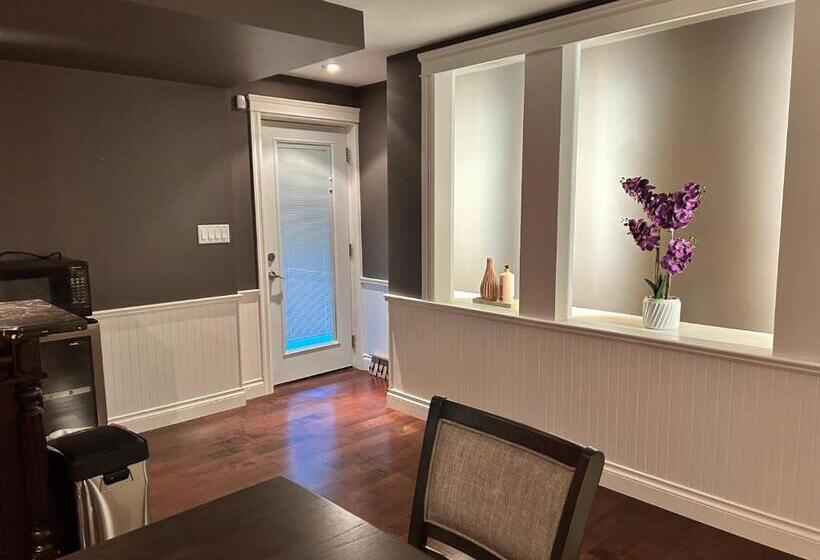 تختخواب و صبحانه North Vancouver Lynn Valley Two Bedrooms Suite