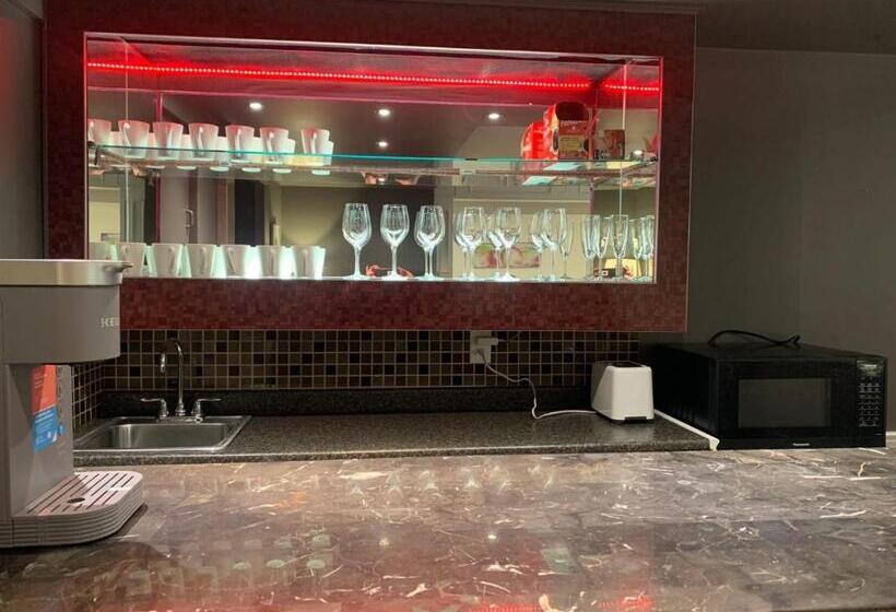 تختخواب و صبحانه North Vancouver Lynn Valley Two Bedrooms Suite