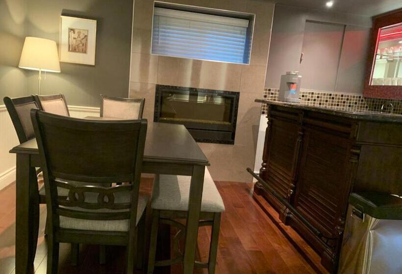 تختخواب و صبحانه North Vancouver Lynn Valley Two Bedrooms Suite