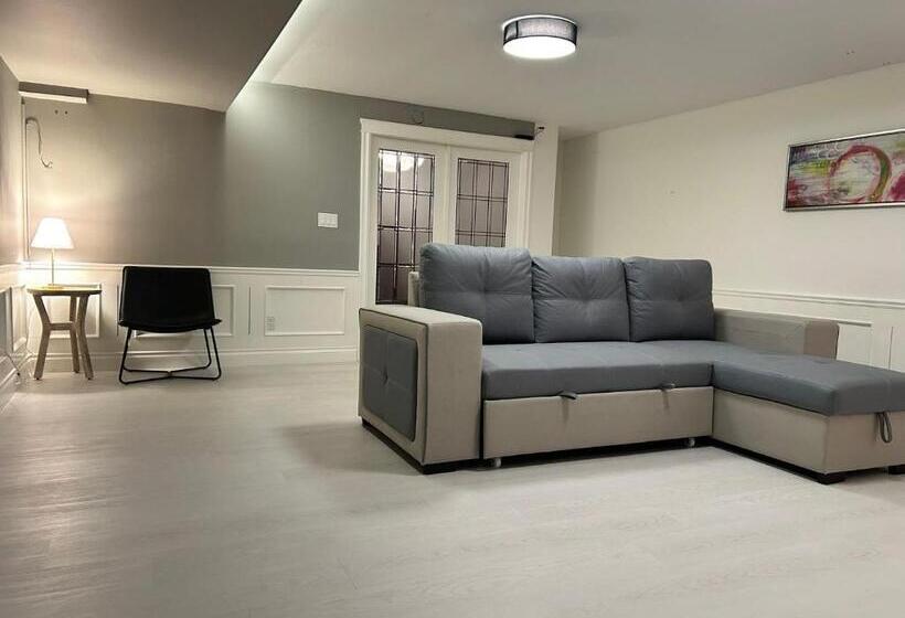 تختخواب و صبحانه North Vancouver Lynn Valley Two Bedrooms Suite