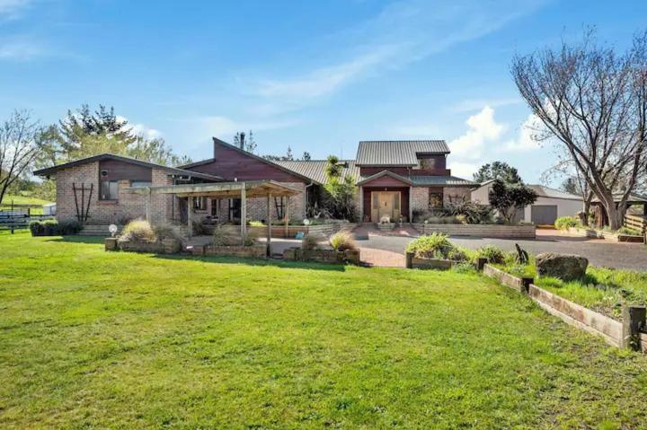 فندق Equestrian Farm Stay