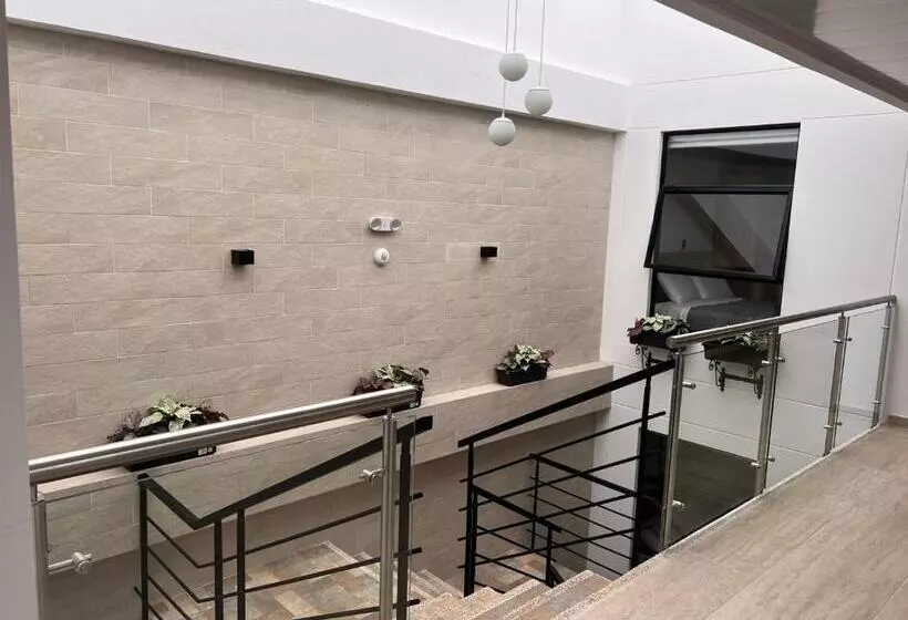 ホテル Zafiro Express