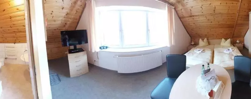 Retkeilymaja Gasthaus Talsperre  Gaststätte Und Pension