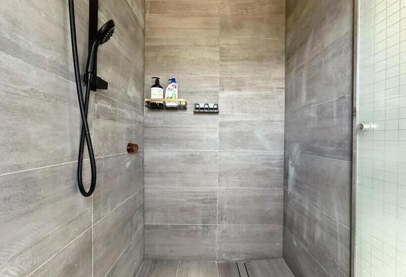 Общежитие Montrose Double Bed Room Close To City