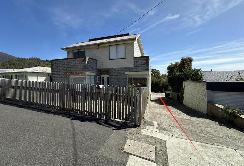 Общежитие Montrose Double Bed Room Close To City