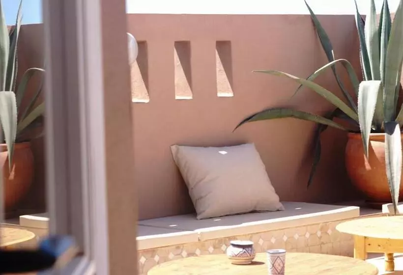 Retkeilymaja The Line Up