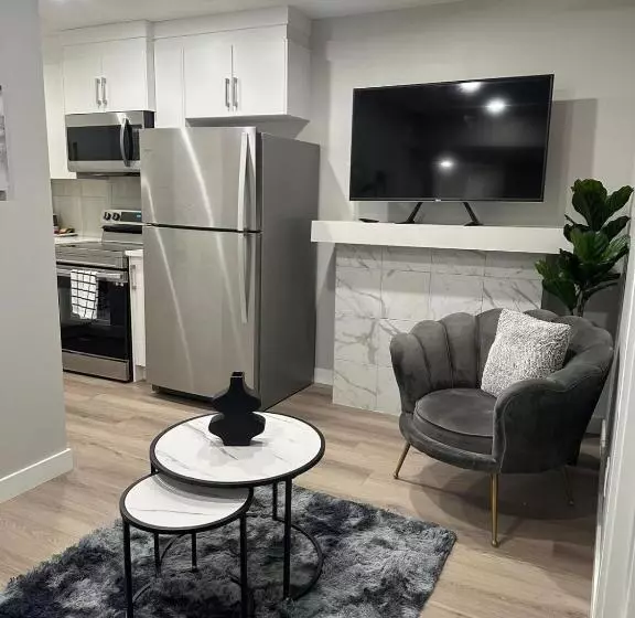 تختخواب و صبحانه Luxurious Home In Nw Calgary, Free Parking, High Speed Internet, Near Grocery And Airport