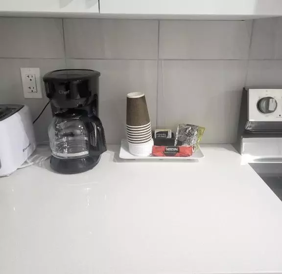 تختخواب و صبحانه Luxurious Home In Nw Calgary, Free Parking, High Speed Internet, Near Grocery And Airport