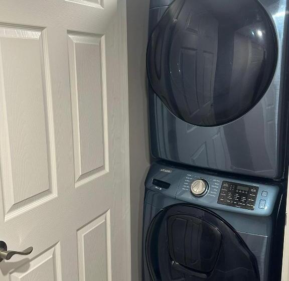 تختخواب و صبحانه Luxurious Home In Nw Calgary, Free Parking, High Speed Internet, Near Grocery And Airport