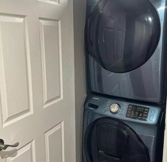 تختخواب و صبحانه Luxurious Home In Nw Calgary, Free Parking, High Speed Internet, Near Grocery And Airport