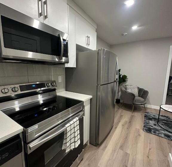 تختخواب و صبحانه Luxurious Home In Nw Calgary, Free Parking, High Speed Internet, Near Grocery And Airport