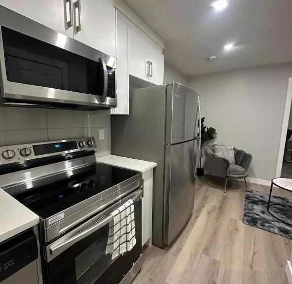 تختخواب و صبحانه Luxurious Home In Nw Calgary, Free Parking, High Speed Internet, Near Grocery And Airport