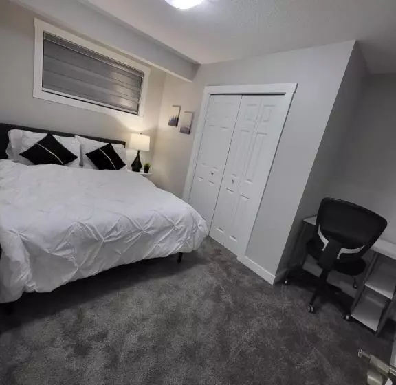 تختخواب و صبحانه Luxurious Home In Nw Calgary, Free Parking, High Speed Internet, Near Grocery And Airport