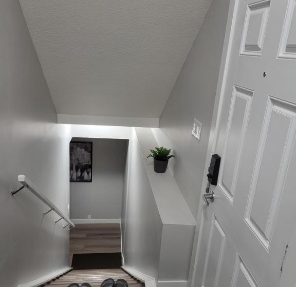 تختخواب و صبحانه Luxurious Home In Nw Calgary, Free Parking, High Speed Internet, Near Grocery And Airport