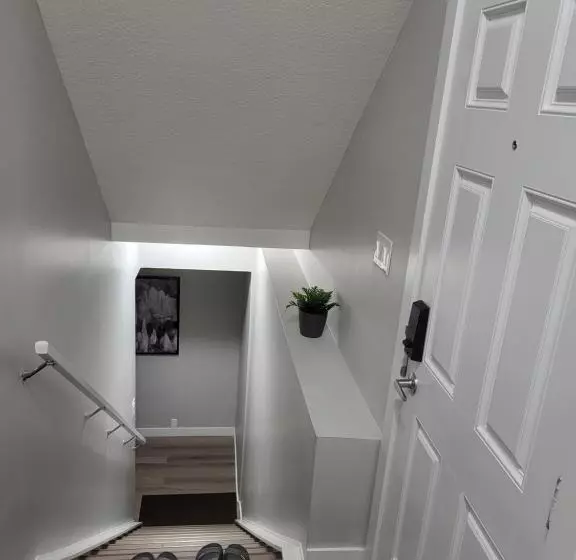 تختخواب و صبحانه Luxurious Home In Nw Calgary, Free Parking, High Speed Internet, Near Grocery And Airport