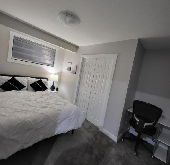 تختخواب و صبحانه Luxurious Home In Nw Calgary, Free Parking, High Speed Internet, Near Grocery And Airport