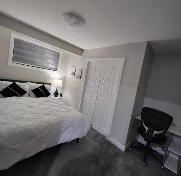 تختخواب و صبحانه Luxurious Home In Nw Calgary, Free Parking, High Speed Internet, Near Grocery And Airport