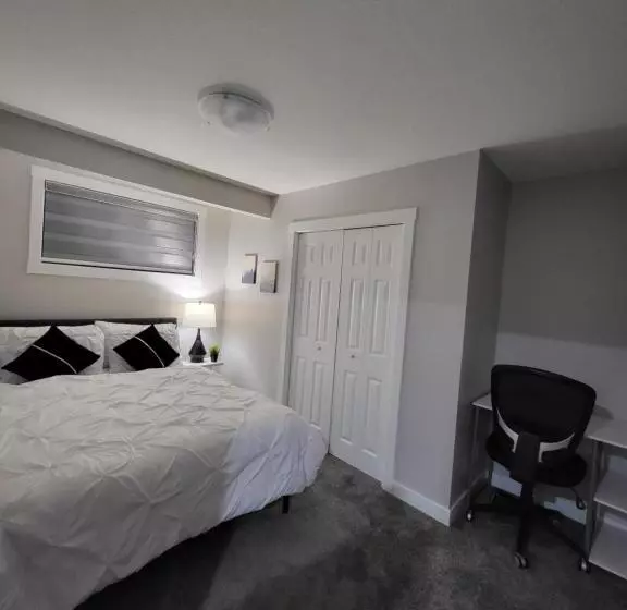 تختخواب و صبحانه Luxurious Home In Nw Calgary, Free Parking, High Speed Internet, Near Grocery And Airport